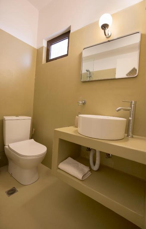 Koupelna v ubytování Pefkides Aegina Boutique Apartments