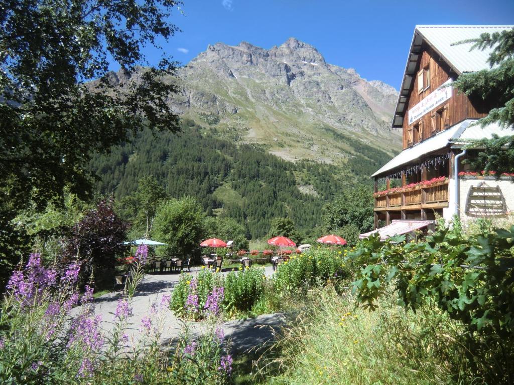a resort with a mountain in the background at Auberge du Pont de l'Alp in Le Monêtier-les-Bains