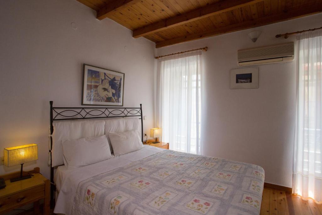 Postel nebo postele na pokoji v ubytování Nostos Hotel