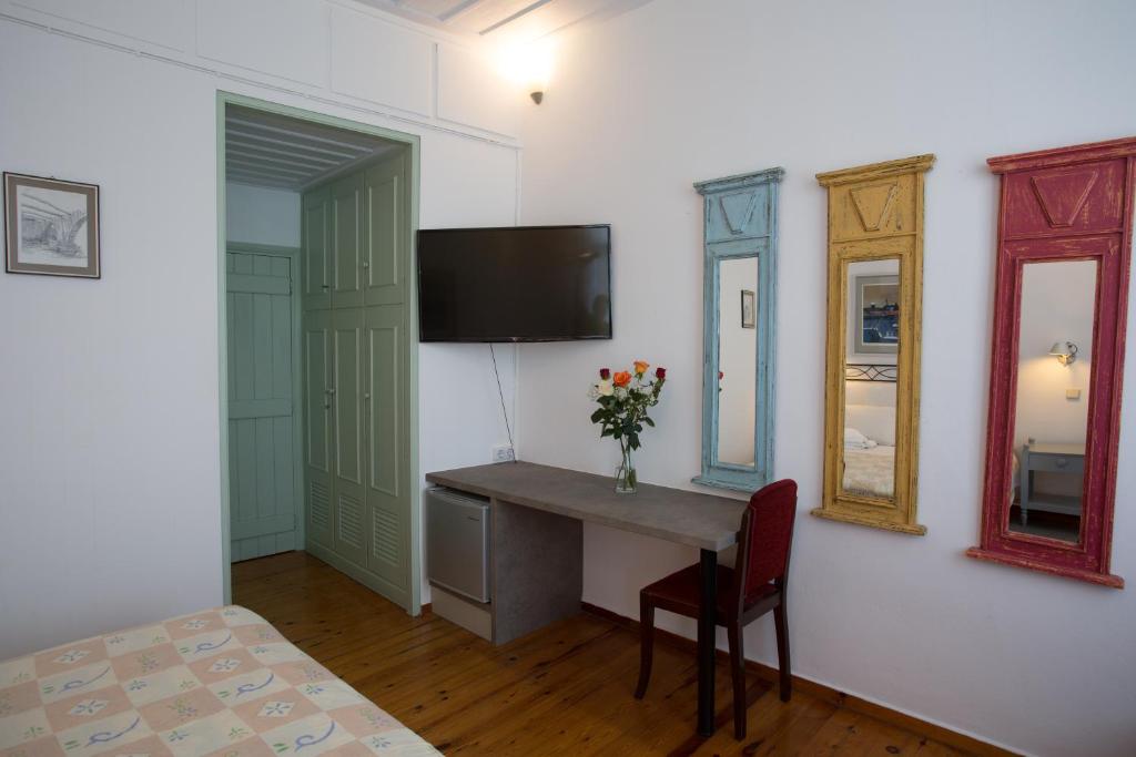 TV a/nebo společenská místnost v ubytování Nostos Hotel