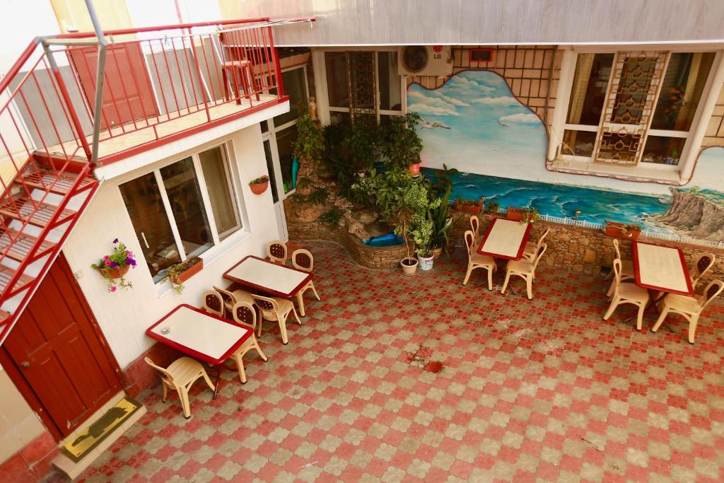 Ein Restaurant oder anderes Speiselokal in der Unterkunft Guest House Ekaterina 
