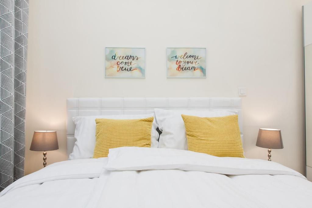Posteľ alebo postele v izbe v ubytovaní Luxury Main Square Apartments