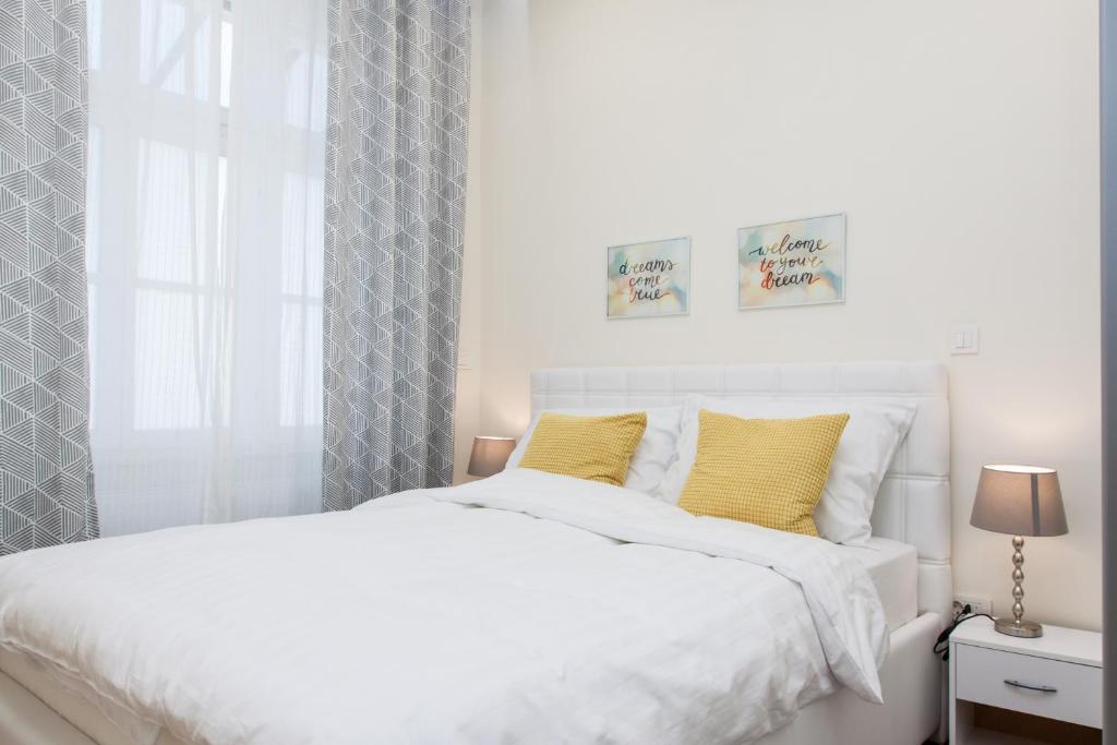 Posteľ alebo postele v izbe v ubytovaní Luxury Main Square Apartments