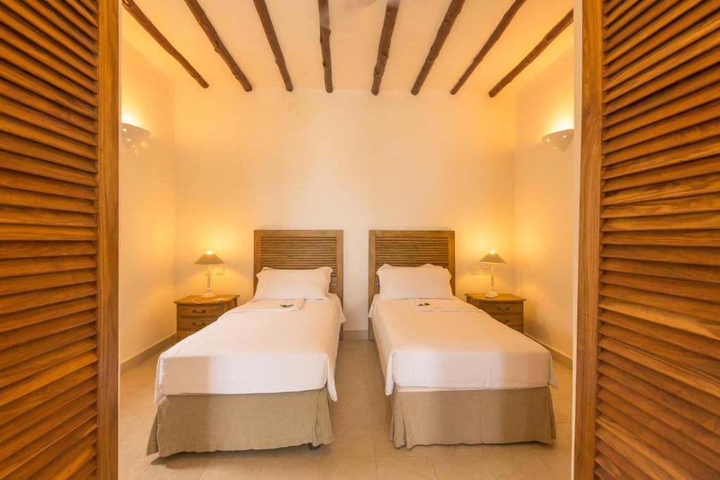Postel nebo postele na pokoji v ubytování Konokono Beach Resort and Isaraya Luxury Overwater Villas