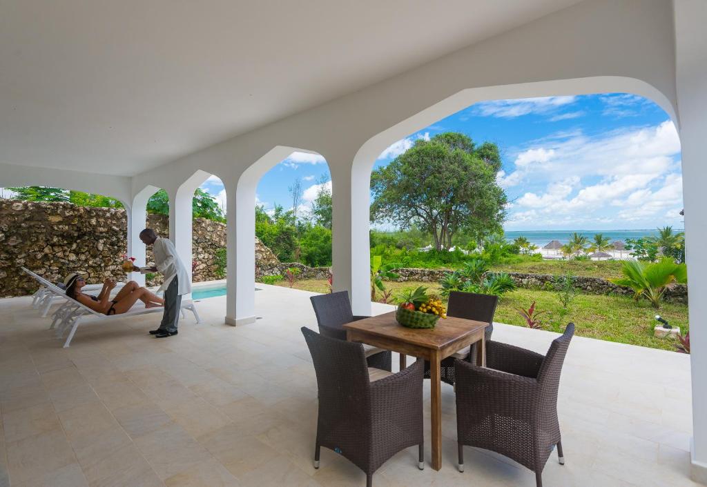Posezení v ubytování Konokono Beach Resort and Isaraya Luxury Overwater Villas