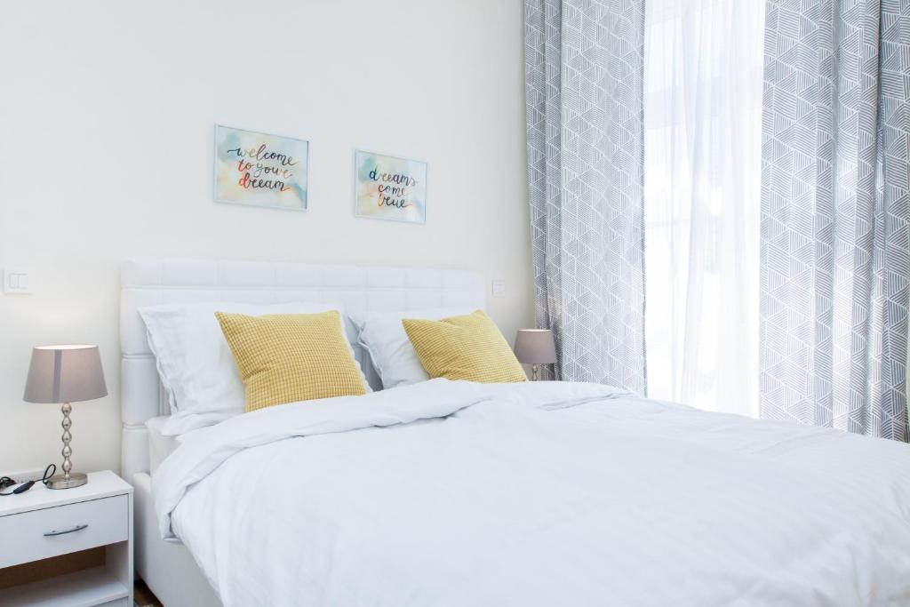 Posteľ alebo postele v izbe v ubytovaní Luxury Main Square Apartments