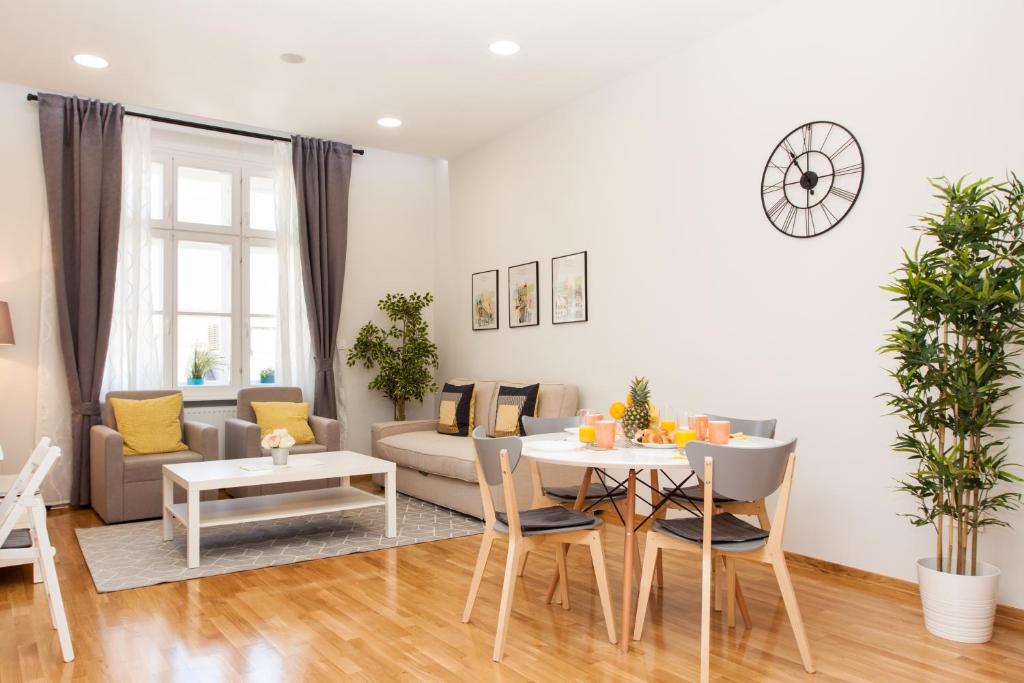 Posedenie v ubytovaní Luxury Main Square Apartments
