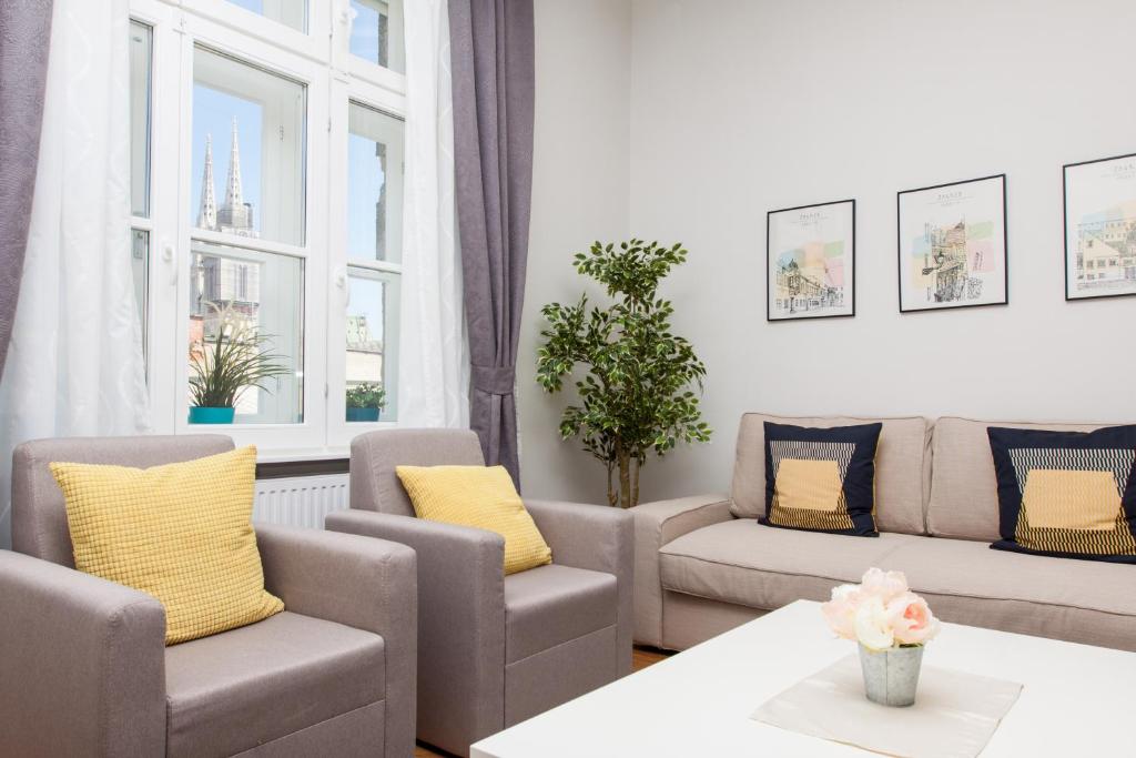 Posedenie v ubytovaní Luxury Main Square Apartments