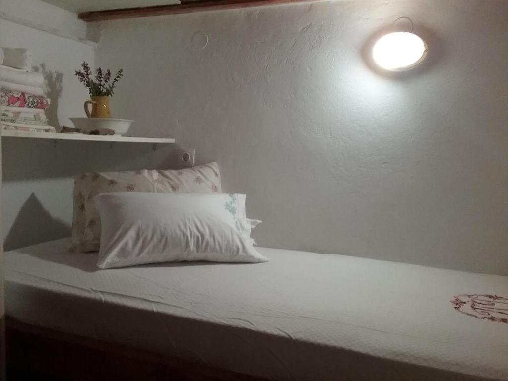 Postel nebo postele na pokoji v ubytování Karpathos house