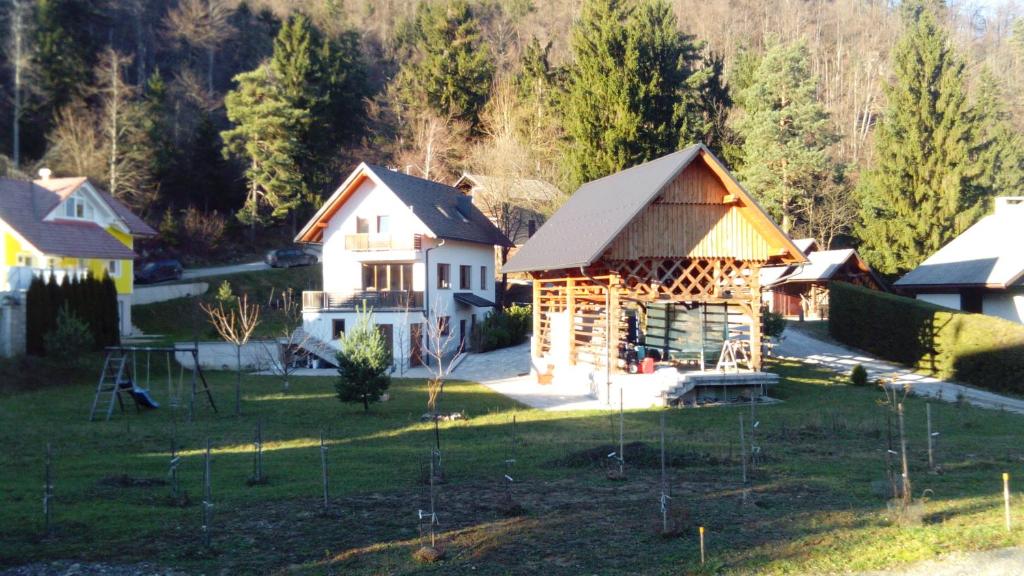 una casa que se está construyendo en un patio con árboles en Vila Katarina, en Hrastenica