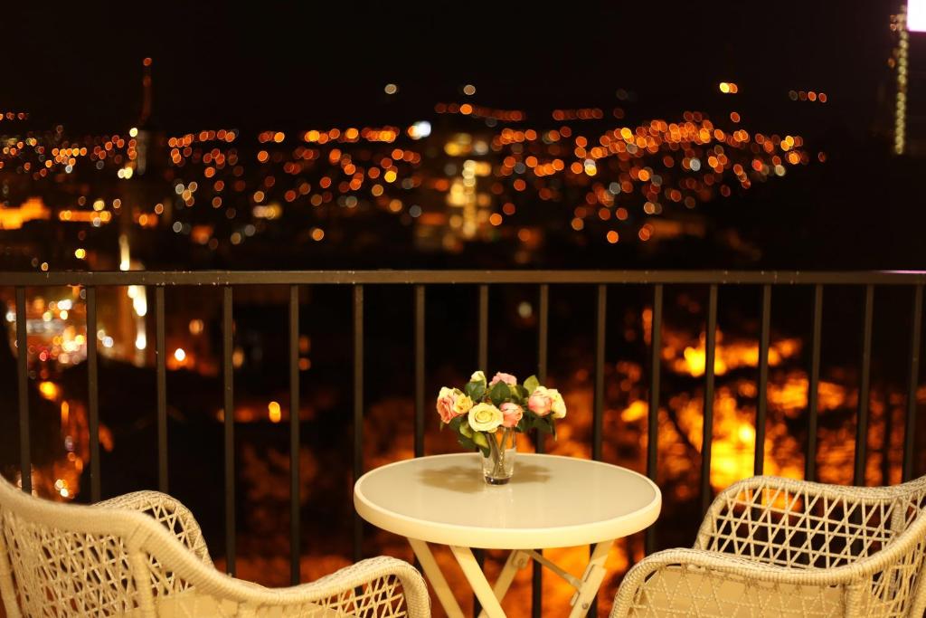 Balkón nebo terasa v ubytování Tbilisi View Hotel