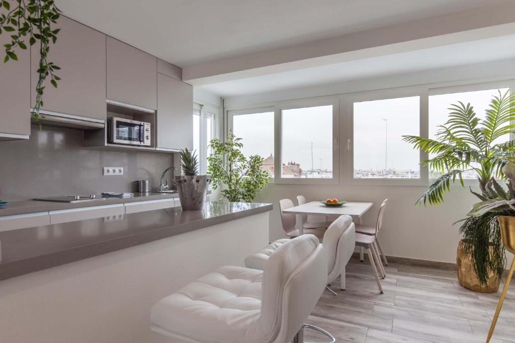Kuchyň nebo kuchyňský kout v ubytování Atico Gran Terraza Triana