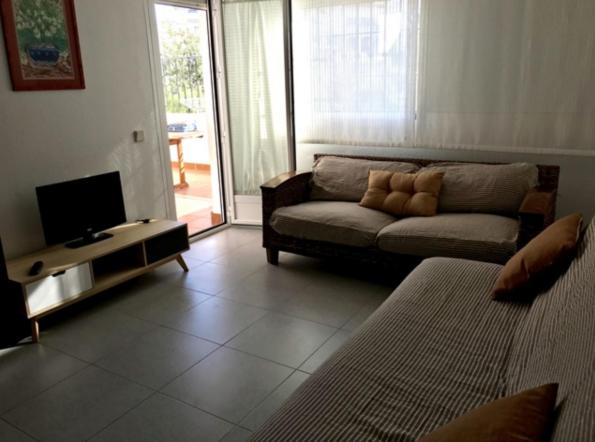 salon z kanapą i telewizorem w obiekcie Apartamento Elia Villa África w mieście Aguadulce