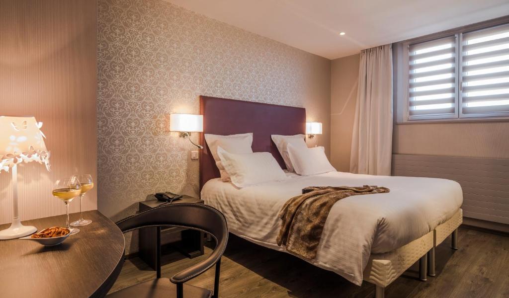 Postel nebo postele na pokoji v ubytování Hotel Restaurant Au Riesling
