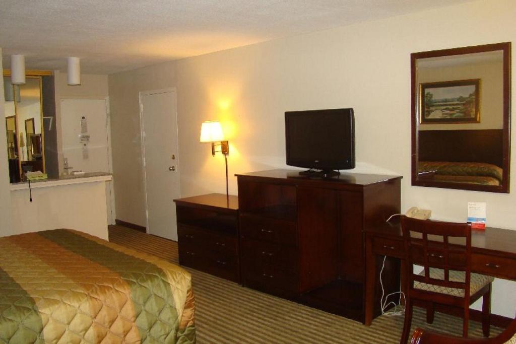 TV a/nebo společenská místnost v ubytování Romana Hotel - Houston Southwest