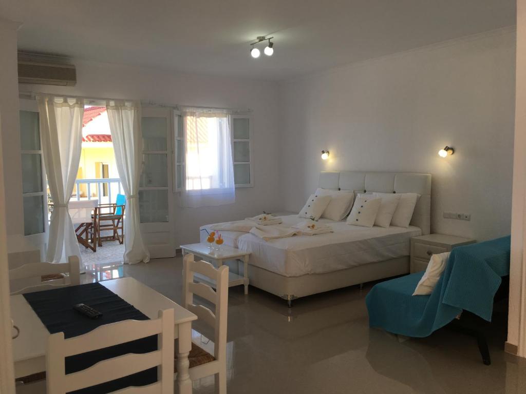 Łóżko lub łóżka w pokoju w obiekcie Limnionas Bay Village Hotel
