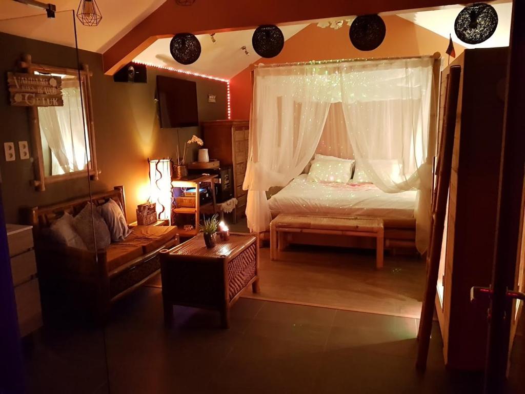 Postel nebo postele na pokoji v ubytování Het Filipijns Slaaphuisje