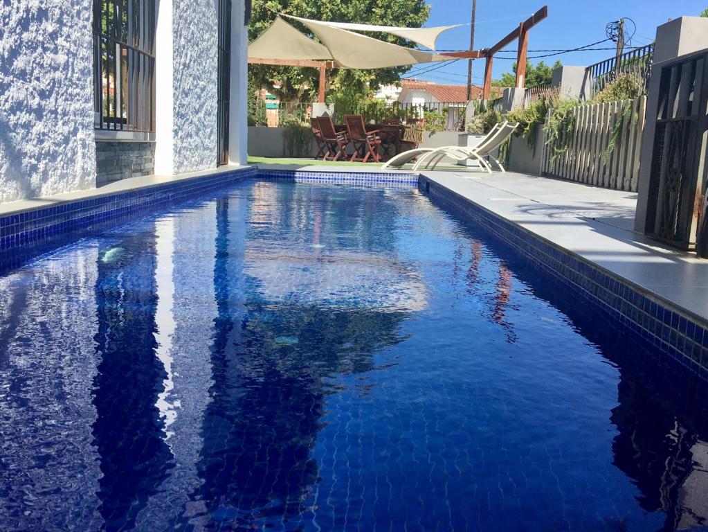 ein Pool mit blauem Wasser in einem Haus in der Unterkunft Villa Masnou Homelydays in El Carrer del Canonge