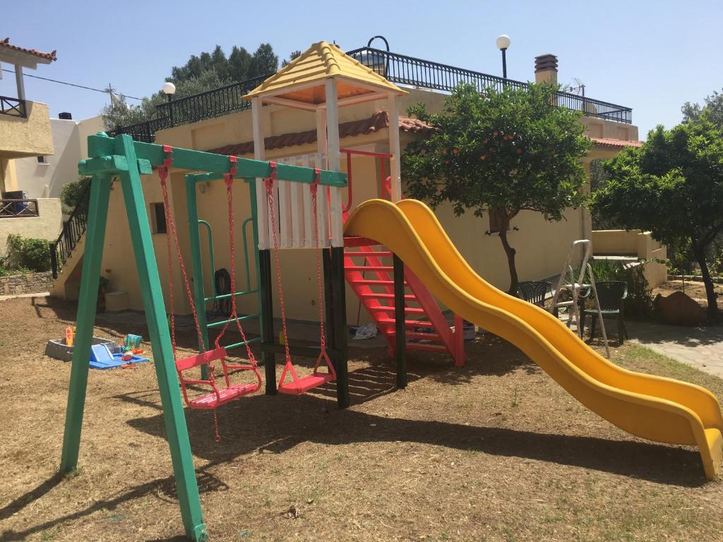 Plac zabaw dla dzieci w obiekcie Limnionas Bay Village Hotel