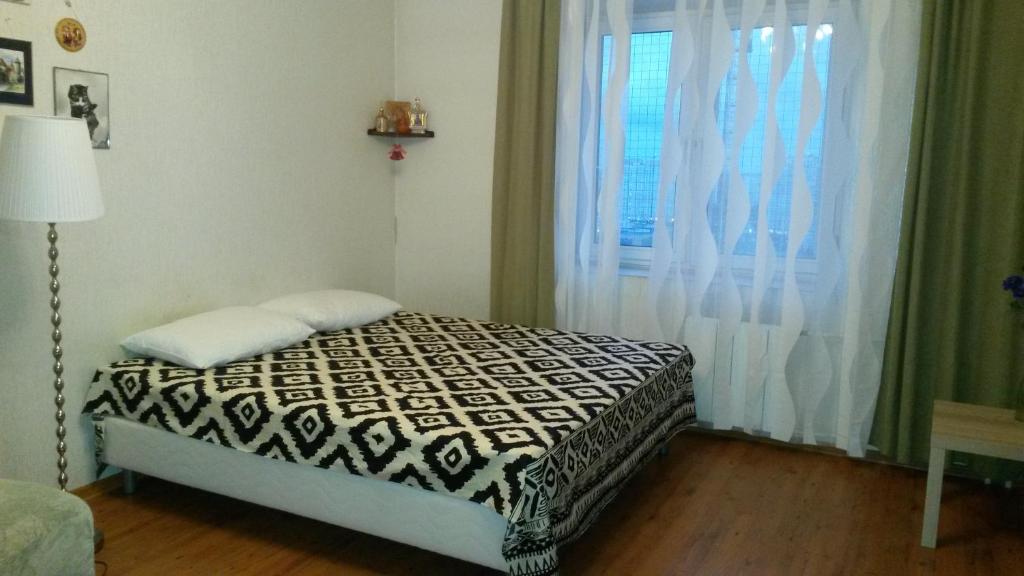 1 dormitorio con cama y ventana en Apartment on Mira 34-a, en Mytishchi