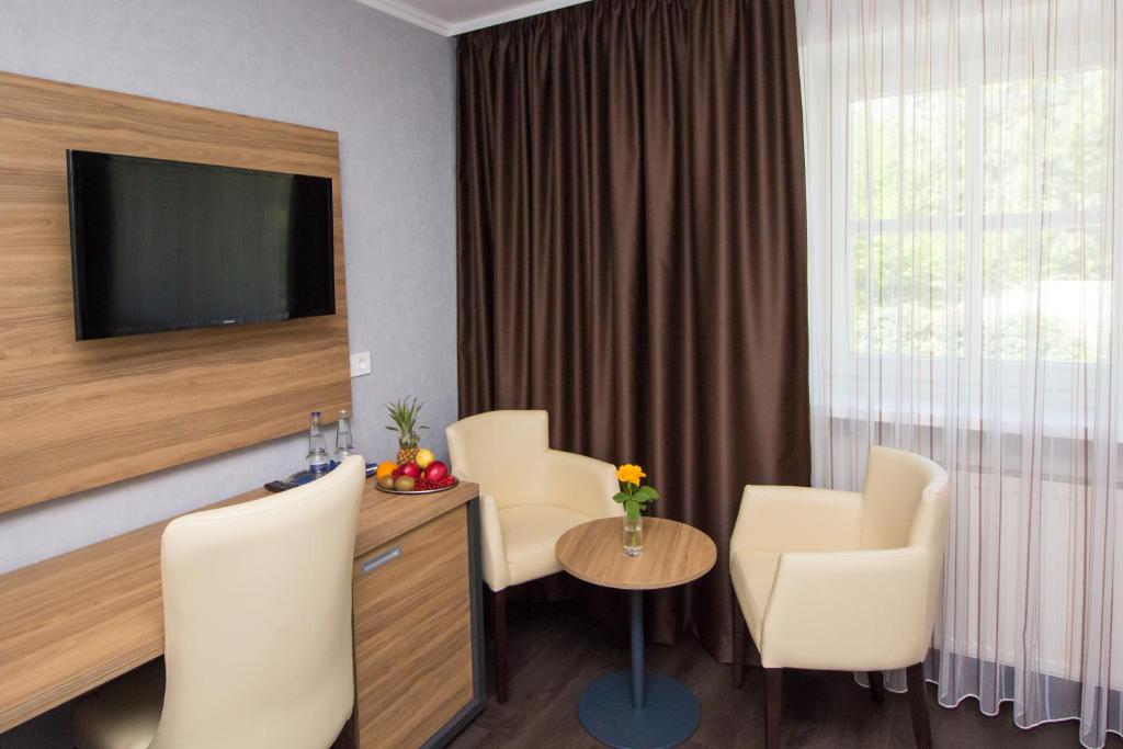 TV a/nebo společenská místnost v ubytování Hotel am See