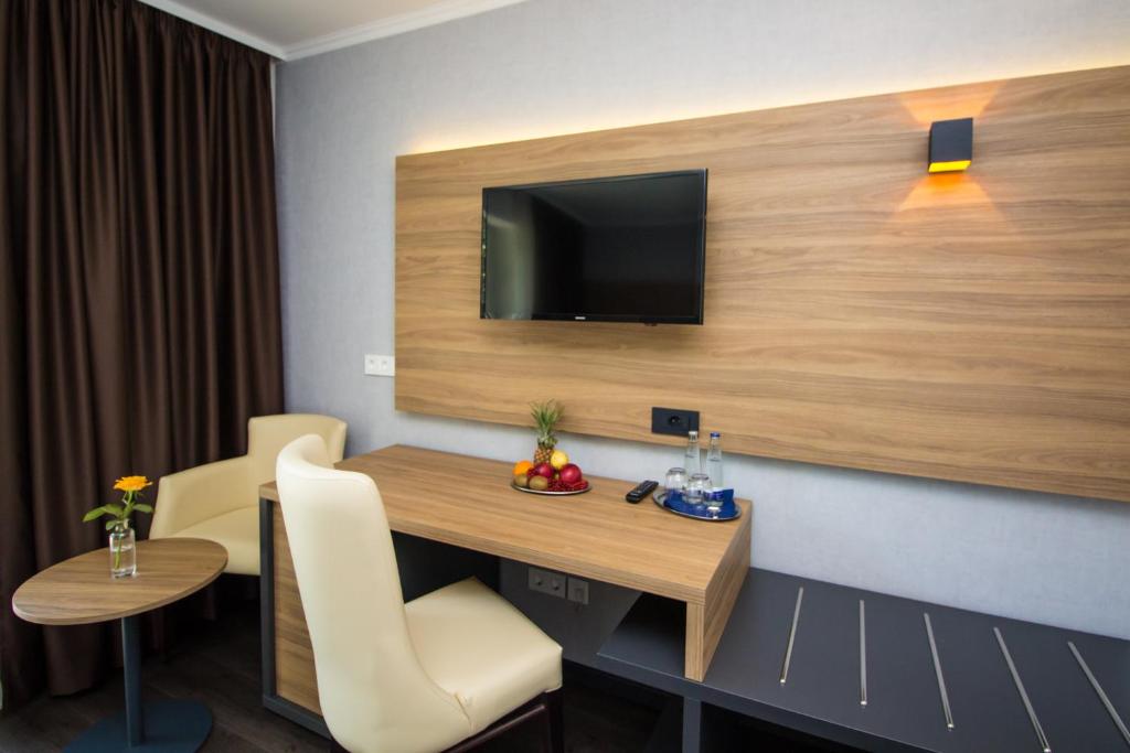 TV a/nebo společenská místnost v ubytování Hotel am See