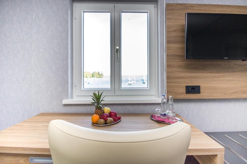 TV a/nebo společenská místnost v ubytování Hotel am See