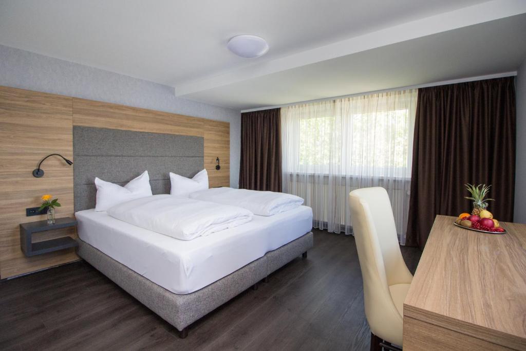 Postel nebo postele na pokoji v ubytování Hotel am See