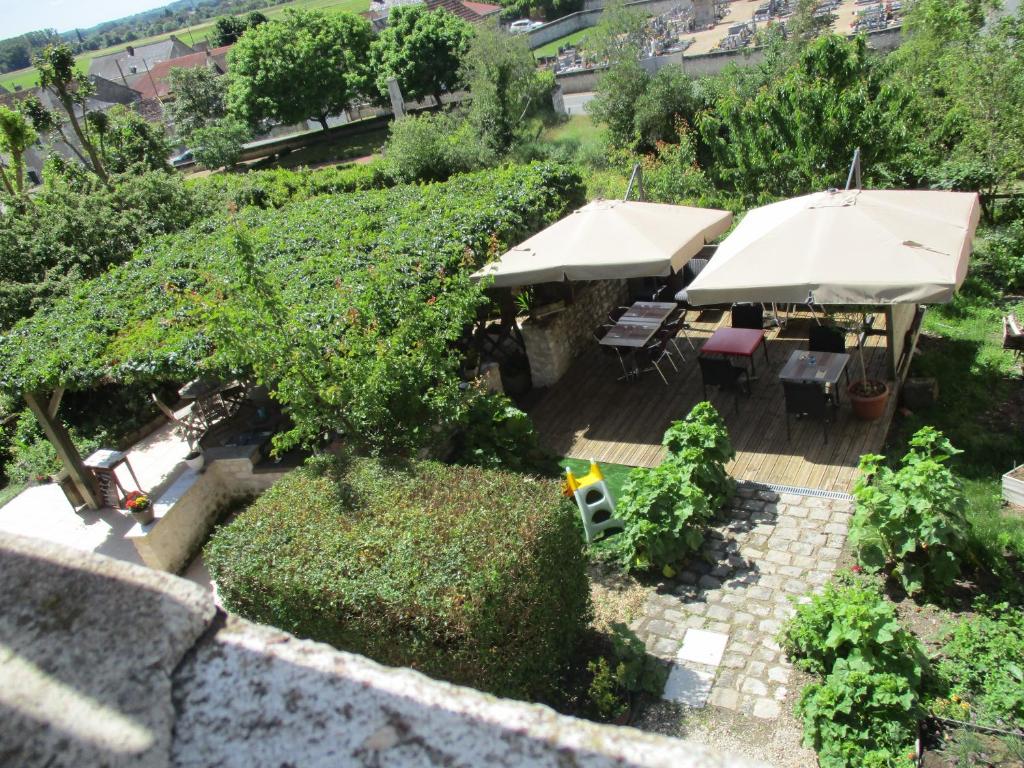 una vista aérea de un patio con sombrillas y plantas en Auberge "AU BON ACCUEIL", en Crouzilles