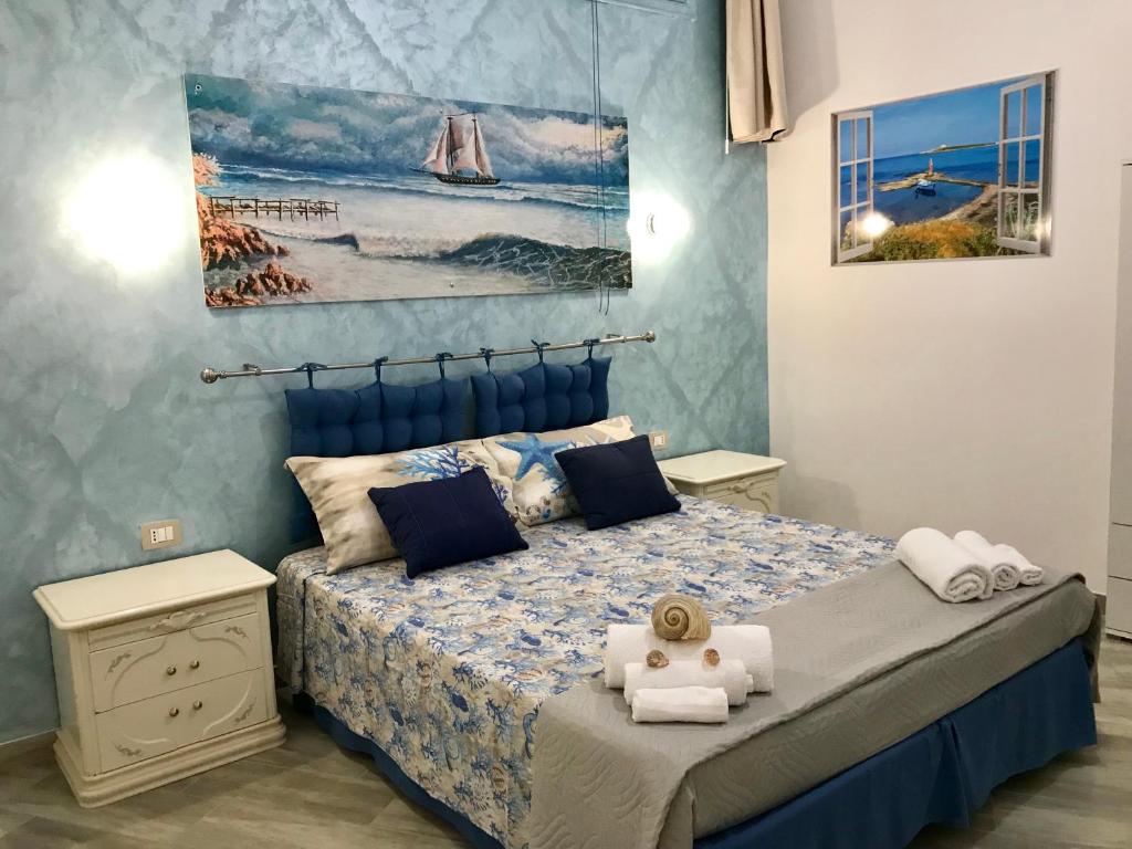 ポルトパーロにあるAria di Mare 1のベッドルーム1室(タオル付)