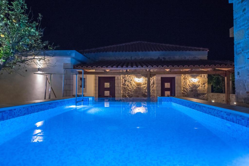 een zwembad 's nachts met een huis bij PRIVATE Sapphiros Villa in Kissamos