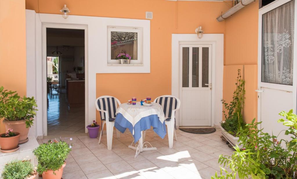 Patio lub wspólna przestrzeń na świeżym powietrzu w obiekcie House of Velenia - 2 Bedroom apartment near old town, airport and bus station