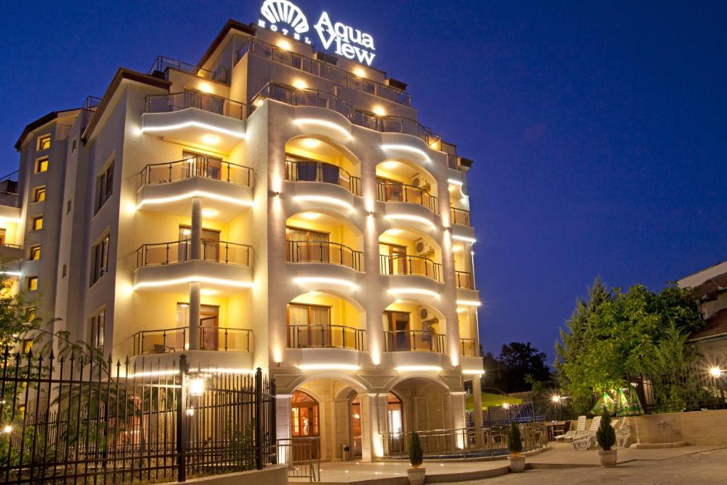 um edifício branco com uma placa em cima em Aqua View SPA Boutique Hotel em Golden Sands