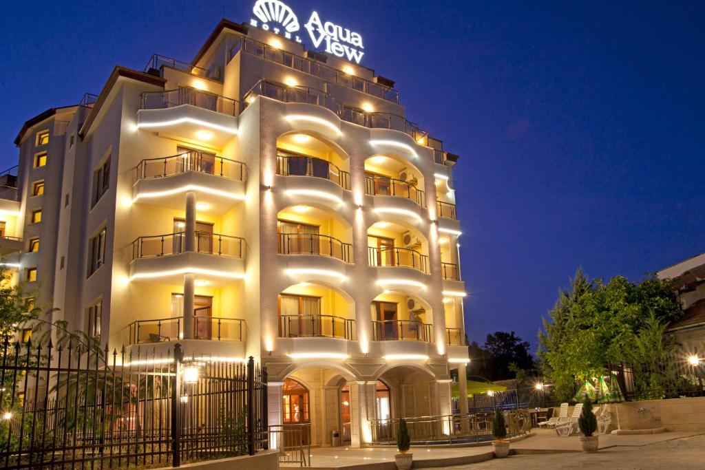 un edificio blanco con un cartel encima en Aqua View SPA Boutique Hotel, en Golden Sands