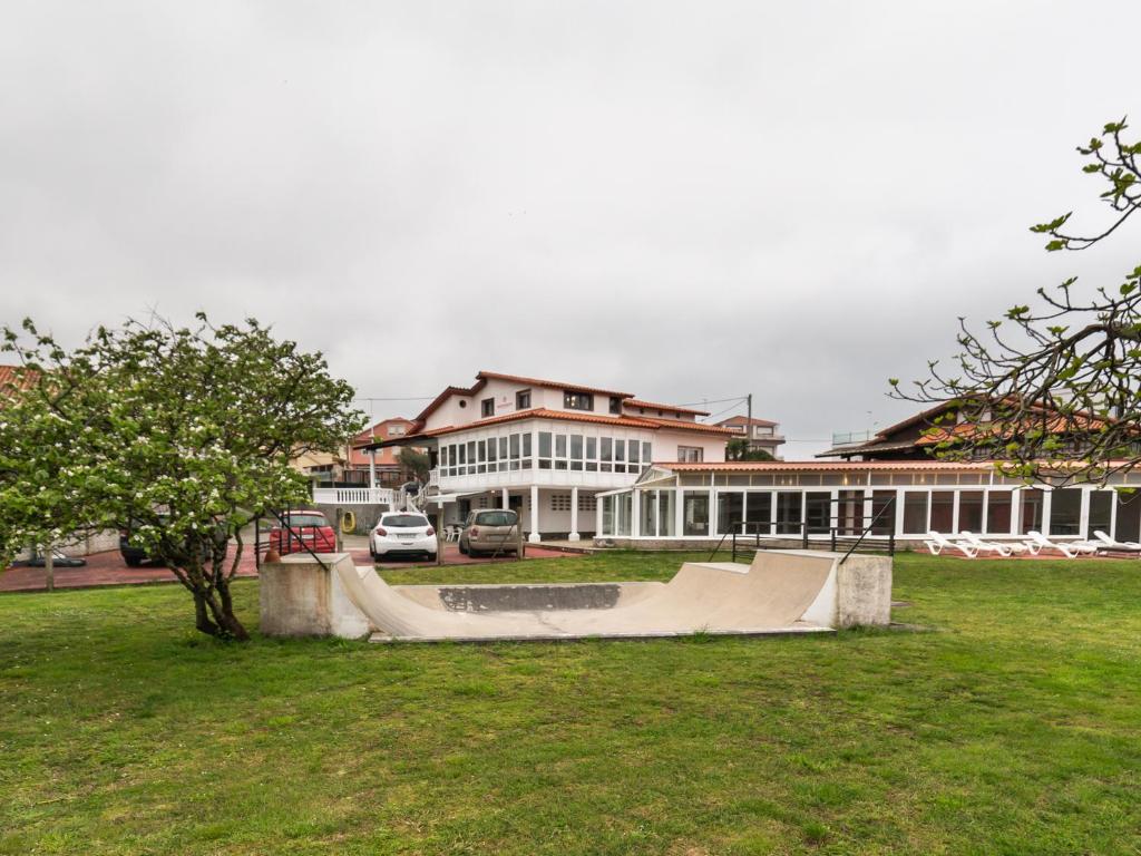 einem Skatepark mit einer Skateboardrampe vor einem Gebäude in der Unterkunft Chalet Areo do rio - playa de razo in Razo