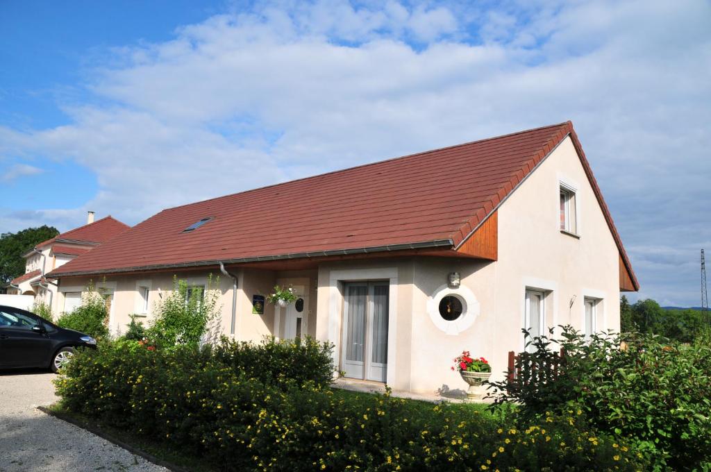 Largillay的住宿－La clé des champs，白色房子,有红色屋顶