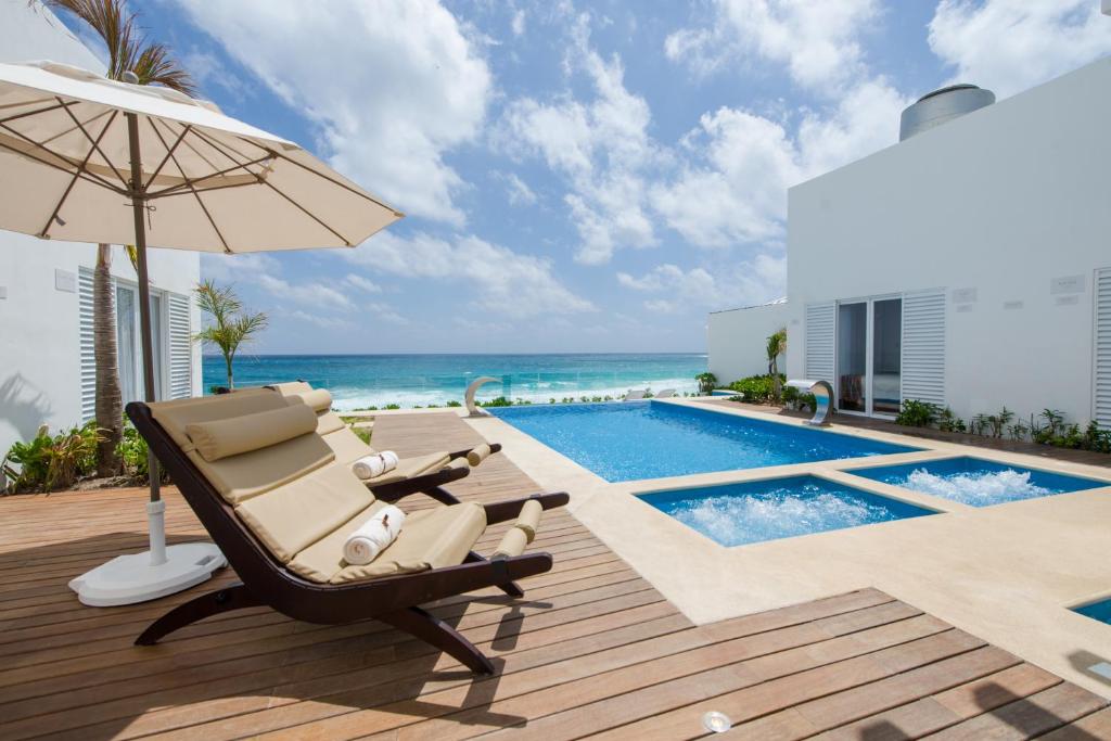 Bazén v ubytování Oleo Cancun Playa All Inclusive Resort nebo v jeho okolí