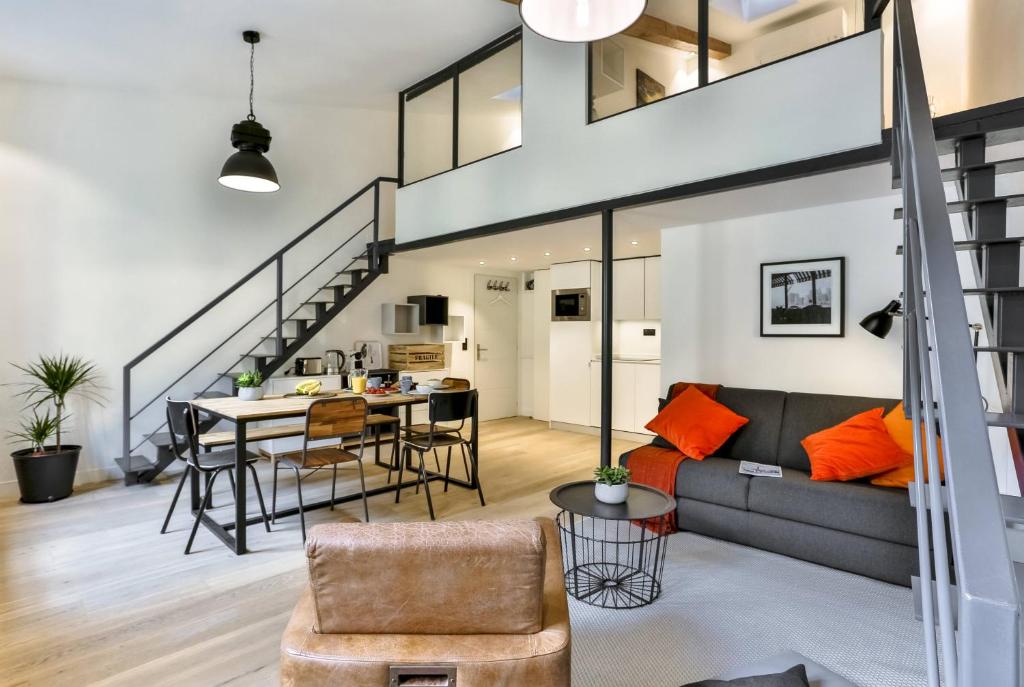 un salon avec un canapé et une table dans l'établissement MY CASA - 4 PLACE MASSENA - DUPLEX, à Nice