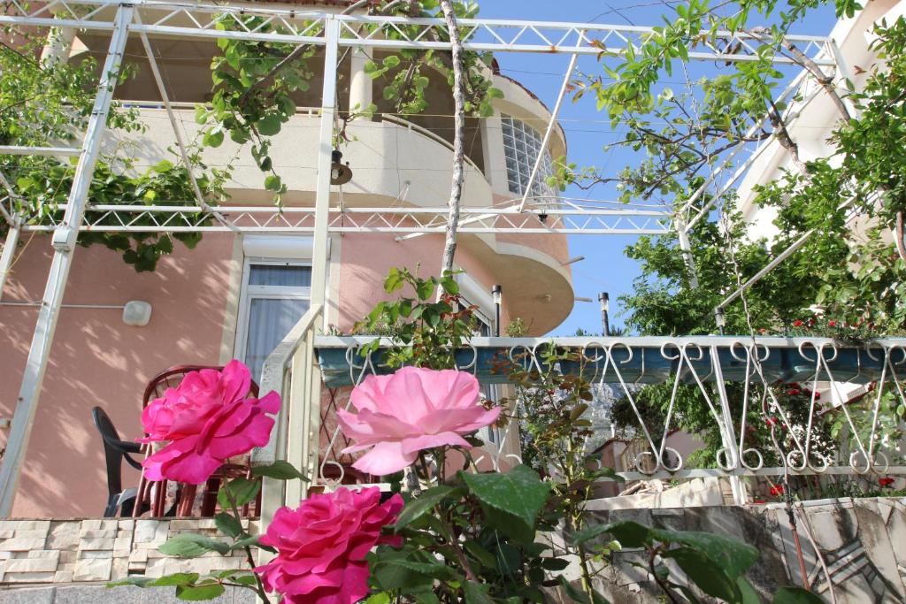 una casa con flores rosas delante de ella en Apartments Green Belt, en Bar