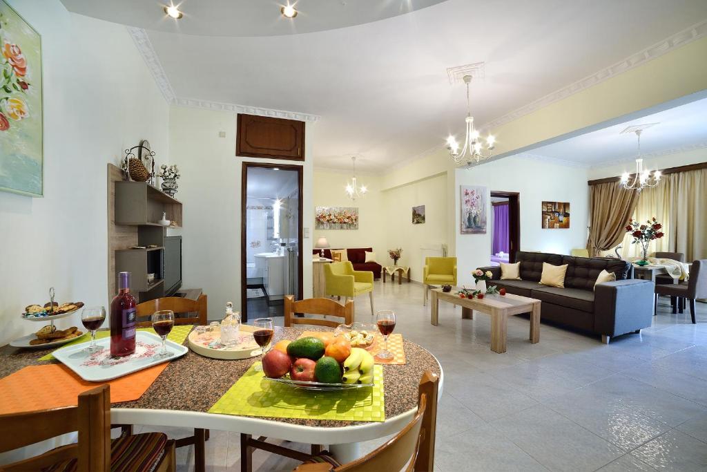 ein Wohnzimmer mit einem Tisch und einer Obstschale in der Unterkunft Aristea's Apartment in Chania