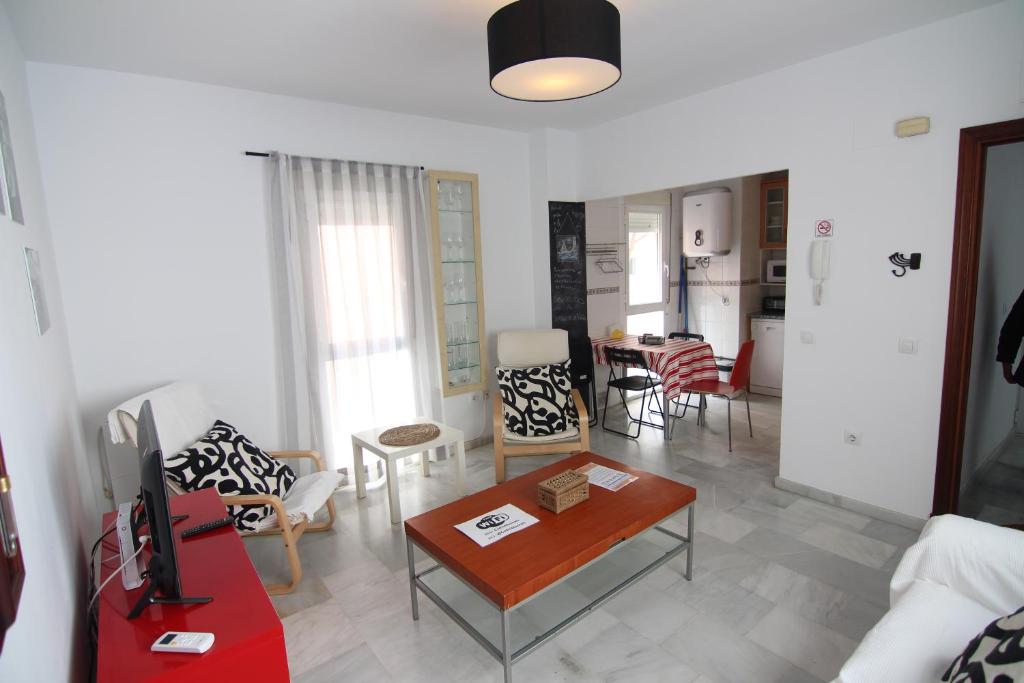 Apartamento VELADOR del Sur by Cadiz4Rentals في كاديز: غرفة معيشة مع أريكة وطاولة