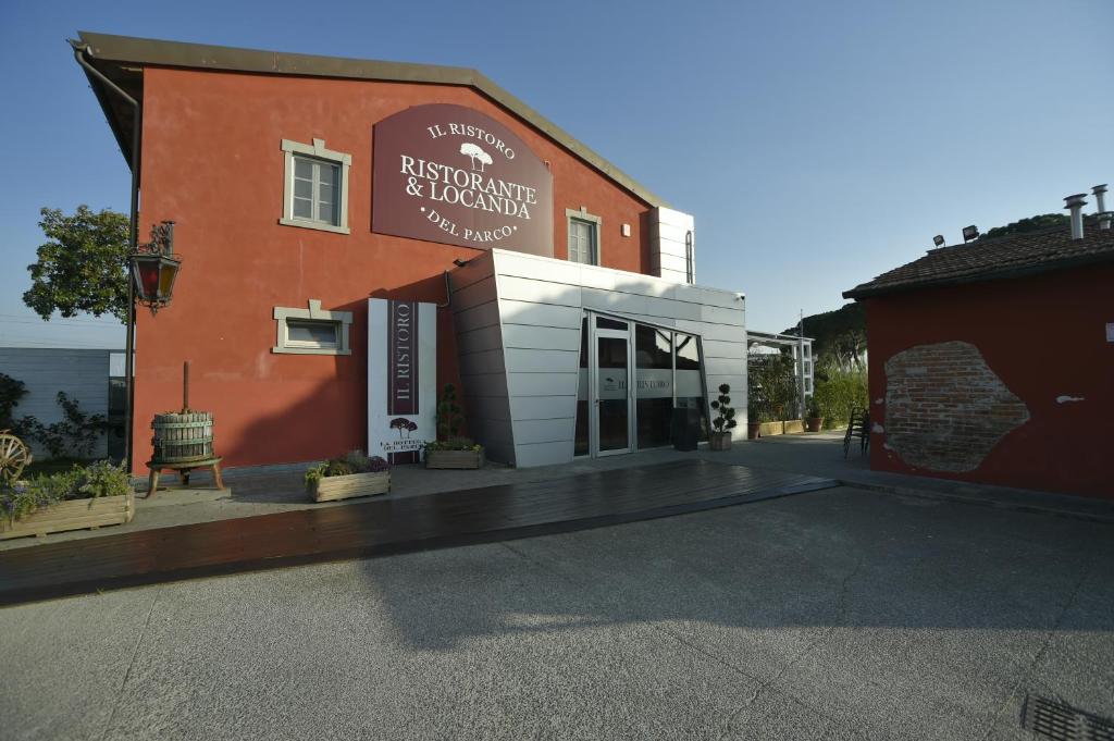 un bâtiment avec un panneau à l'avant dans l'établissement Locanda La Bottega del Parco, à Pise