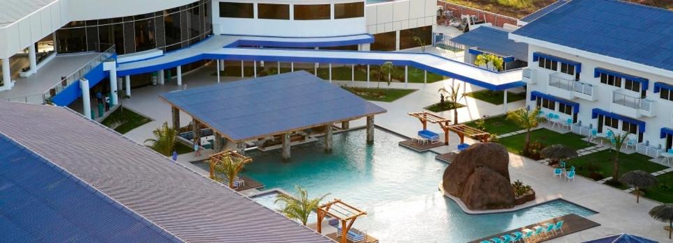 einen Luftblick auf einen Pool in einem Resort in der Unterkunft Hotel Mykonos in Santiago
