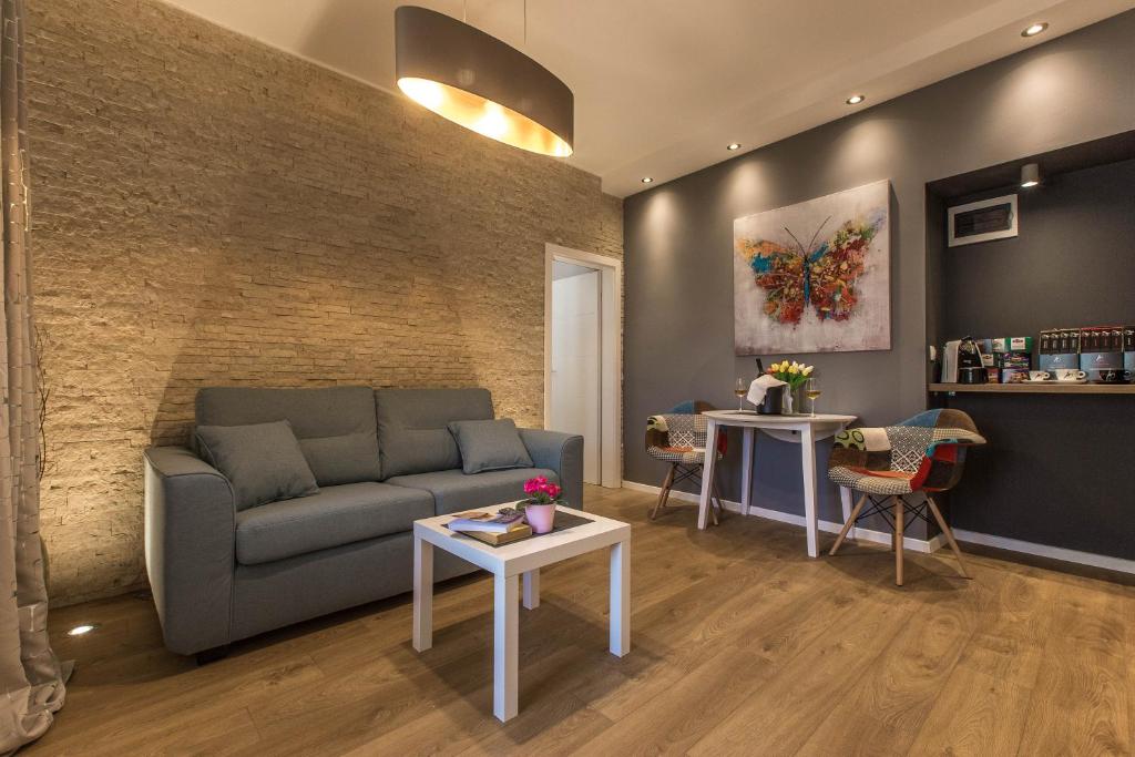 Część wypoczynkowa w obiekcie Exclusive city center apartment with garden