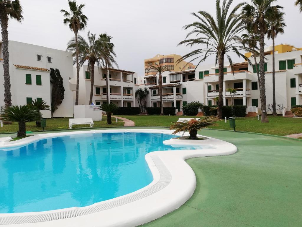 Bazén v ubytování Deltamar Solo Familias Serviplaya nebo v jeho okolí