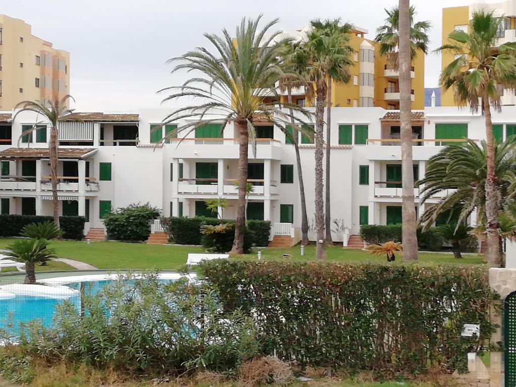 Bazén v ubytování Deltamar Solo Familias Serviplaya nebo v jeho okolí