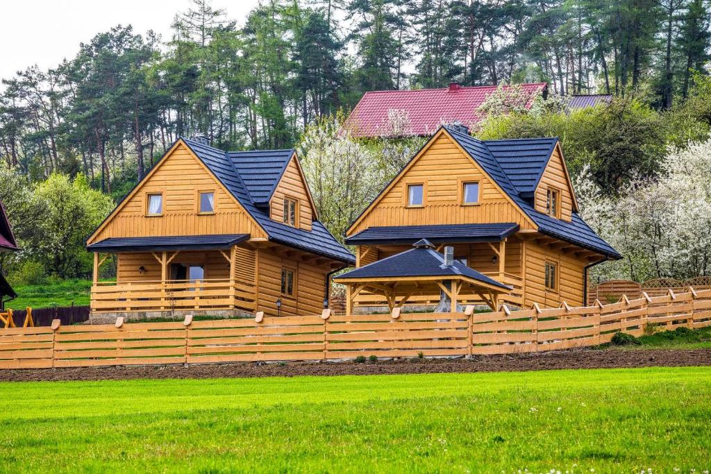 FalsztynにあるDomki pod Kuźniąの青い屋根の柵の丸太小屋