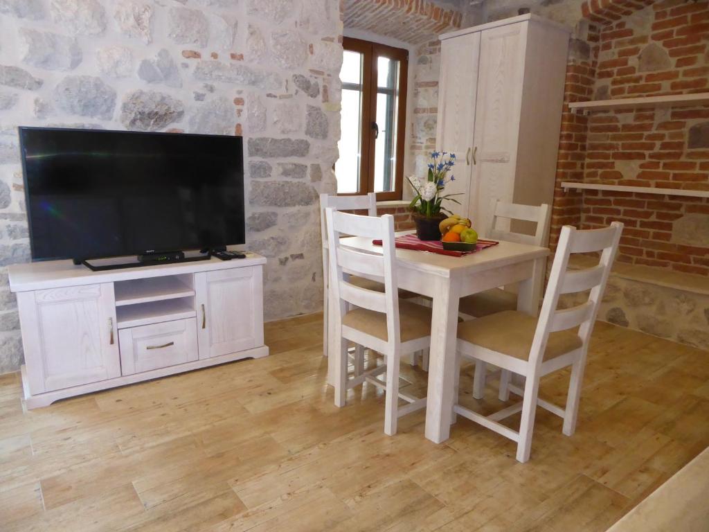 TV a/nebo společenská místnost v ubytování Apartments Đukić