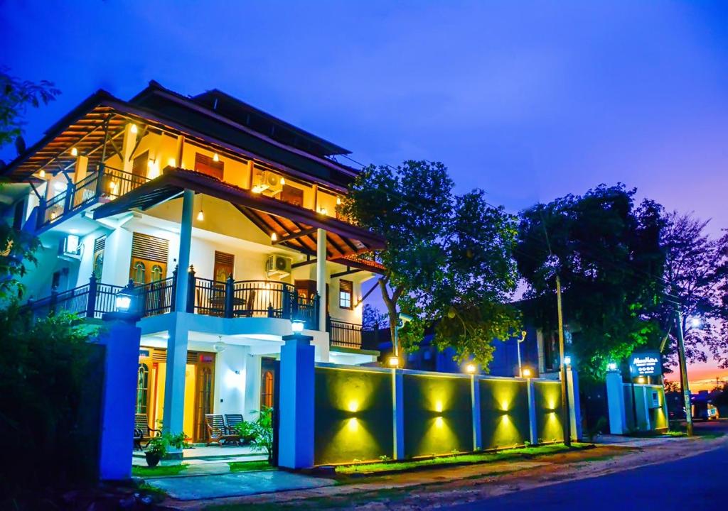 een huis met lichten aan de zijkant 's nachts bij Marathona Tourist Resort - Anuradhapura in Anuradhapura