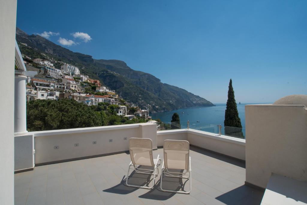 2 Stühle auf einem Balkon mit Meerblick in der Unterkunft Villa Theile in Positano